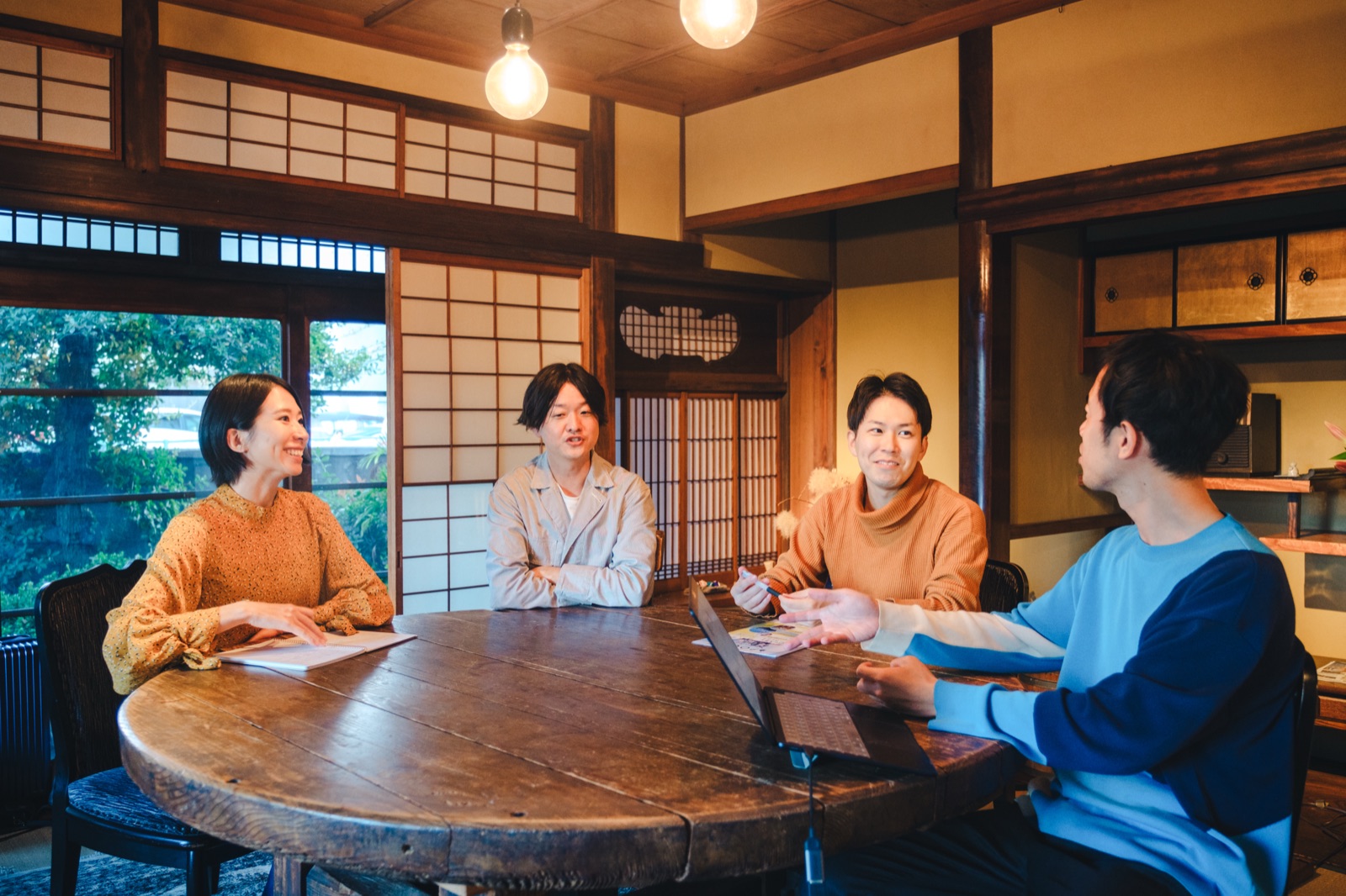 問いを囲んで語り合う対話の場面