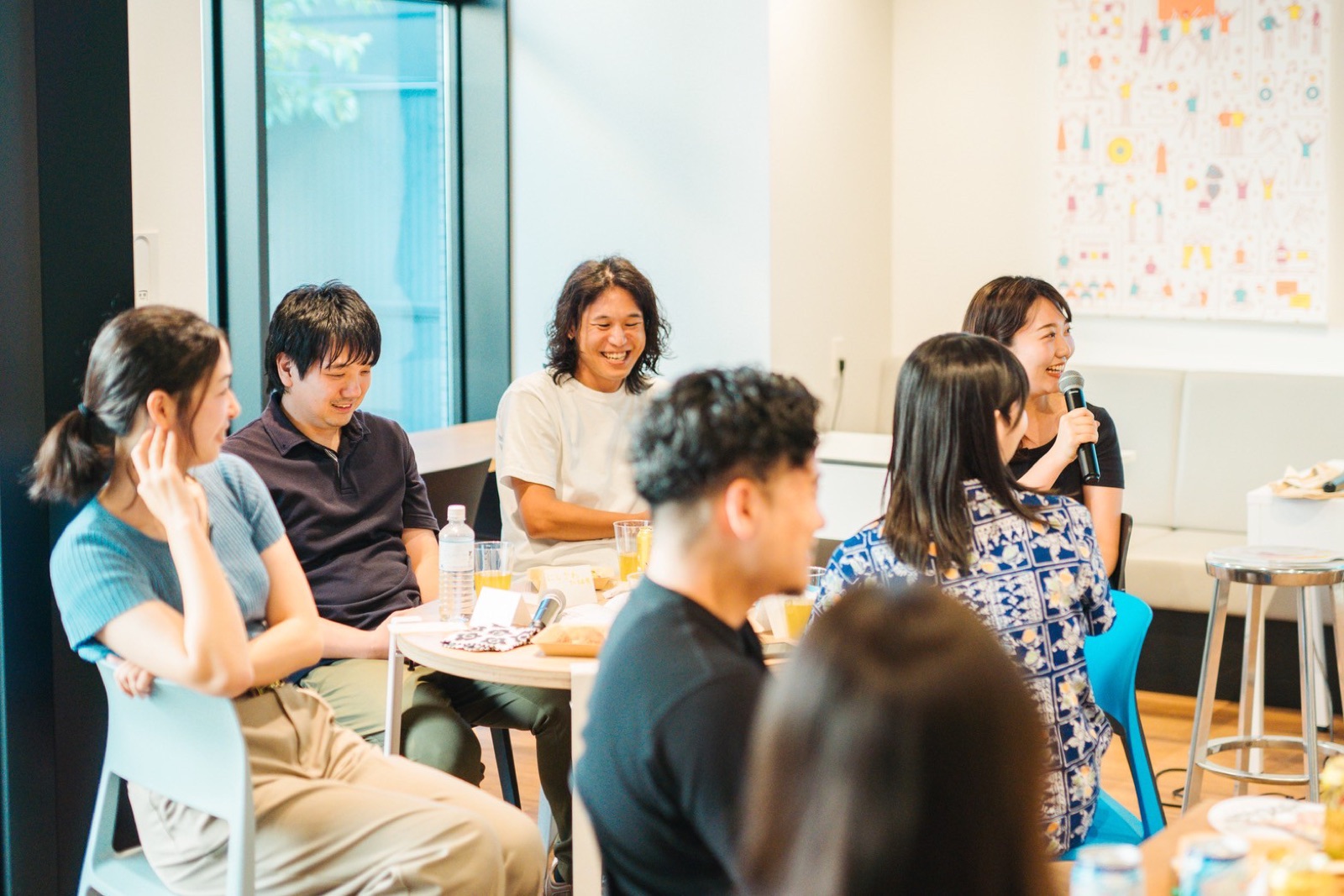 問いを囲んで語り合ううちに、笑いがこぼれる場面