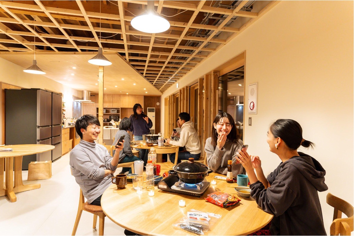 夜のキッチンを囲む参加者